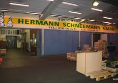 Hermann Scheemann fornisce soprattutto frutta. Il proprietario Wilhelm Hermann ha riferito che agosto e' stato un mese difficile. (www.fruchthandel-schneemann.de)