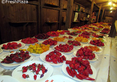 "Tra le mostre organizzate durante la cinque-giorni, l'annuale "Peperoncini dal mondo" curata da Massimo Biagi dell'Universita' di Pisa, ricercatore che ai peperoncini ha dedicato tutta la vita."