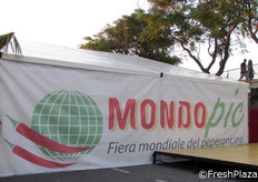 "Sulla sponda destra del fiume, presente la tensostruttura che ha ospitato "Mondopic", la fiera mondiale del peperoncino."