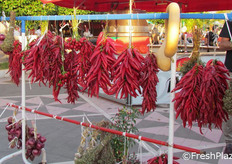 "Sul Lungomare, come sul Lungofiume, presenti gli stand della "Mostra Mercato Mangiare Mediterraneo", dove nell'occasione le aziende hanno presentato la loro gamma di prodotti e novita'."