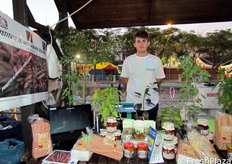 "Francesco Caroprese, alunno al quarto anno dell'Istituto Tecnico Agrario Statale "G.Tommasi" di Belvedere, portavoce per l'evento del progetto di alternanza scuola-lavoro, che ha coinvolto le classi III e IV dell'Istituto, l'Accademia nazionale del peperoncino, la Coop Valle Lao e l'azienda "I magnifici del Mezzogiorno"."