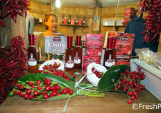 "Stand dell'azienda "Suriano" di Amantea (CS). Nella gamma di prodotti si annovera la crema di peperoncino in bustina monodose."