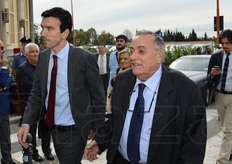 L'arrivo del Ministro dell'agricoltura Maurizio Martina (a sinistra) il primo giorno della manifestazione, in compagnia del presidente uscente di Cesena Fiera Domenico Scarpellini (a destra), il quale ha annunciato il proprio congedo durante l'inaugurazione.