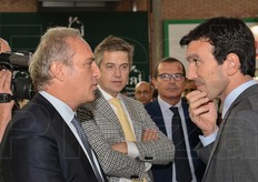 Marco Salvi (a sinistra), presidente dell'associazione nazionale importatori ed esportatori ortofrutticoli FruitImprese a colloquio con il Ministro.