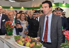 Maurizio Martina presso lo stand di Frutta nelle Scuole.