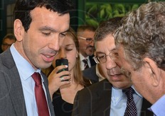 Un assaggio di uno straordinario succo di bergamotto presso lo stand della Regione Calabria.