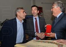 Il ministro ha poi consegnato il Premio Macfrut 2014 - assegnato da sempre a personalita' che si impegnano a favore dell'ortofrutticoltura - a Walther Faedi, direttore del CRA-FRF e uno dei massimi esperti del miglioramento genetico della fragola.