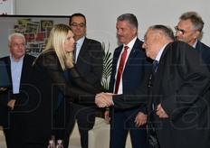 Macfrut ha voluto anche ricordare quattro importanti professionisti del settore che sono venuti a mancare nel corso dell'ultimo anno: oltre alla violenta scomparsa di Gennaro Galdiero, il 2014 ha visto la perdita di Danila Bragantini, Lauretta Cervati e Francesco Spreafico. In foto, la stretta di mano tra Serena Pittella, compagna dello scomparso Galdiero e Domenico Scarpellini.