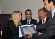 La consegna della targa commemorativa a Serena Pittella.