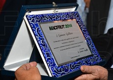 In memoria di Gennaro Galdiero: carisma unico e abile nell'equilibrio dei rapporti umani, tra fermezza e comprensione, innovatore e stimolatore del proprio e altrui lavoro, ha contribuito al successo della filiera ortofrutticola italiana.