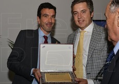 Maurizio Martina consegna la targa commemorativa in memoria di Danila Bragantini al figlio della scomparsa, Stefano Pezzo.