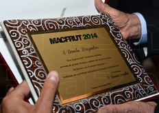 A Danila Bragantini: vera Signora dell'ortofrutta italiana, persona di grande levatura, amante del proprio lavoro, ha fornito con il proprio impegno e dedizione un contributo indelebile nel mondo ortofrutticolo.