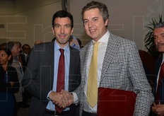 La stretta di mano tra Maurizio Martina e Stefano Pezzo.