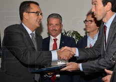 Raffaele Spreafico riceve la targa a ricordo di suo padre Francesco.