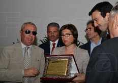 Commozione sul volto della figlia Federica, al momento della consegna della targa dedicata alla scomparsa Lauretta Cervati.