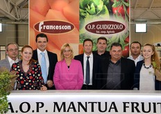 Foto di gruppo AOP Mantua Fruit. Da sinistra: Silvano Chieregati, Margherita Avigni, Bruno Francescon, Sara Marconi, Massimo Marconi, Mauro Francescon, Massimo Cimarosti, Mario e Rita Gandini.