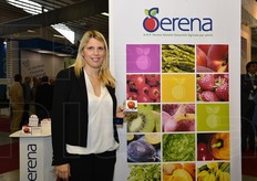 Serena Pittella della AOP Serena mostra una confezione per singola Melannurca.