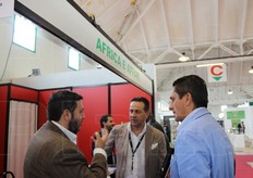 Francesco Nicodemo (al centro) e Andrea Badursi (a destra) della OP Asso Fruit Italia in visita alla manifestazione.