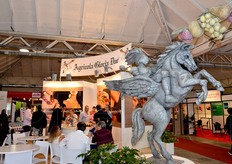 Se vedi un Pegaso rampante con in sella un cavaliere che infilza la frutta... sai gia' a quale stand ti trovi.