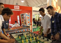 E c'e' chi trova pure il tempo per una partita di calcio balilla!