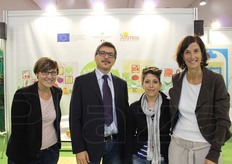 Nello stand Alimos, Lisa Franco, Massimo Brusaporci, Annalisa Brighi e Roberta Bolognesi.