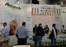 "L'Angolo Frutteria" allestito da Almaverde Bio, uno spazio dedicato dove la frutta fresca biologica, lavata e tagliata, viene servita in confezioni "salva freschezza", senza conservanti e liquido di governo, con o senza l'aggiunta di yogurt."