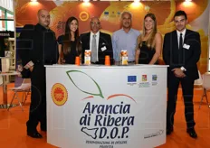 I responsabili dell'azienda Parlapiano Fruit e il presidente del Consorzio di Tutela dell'Arancia di Ribera DOP hanno allestito insieme un ampio spazio espositivo.
