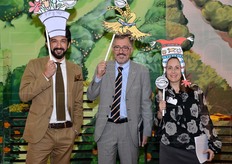 Un cartone per cappello moltiplicato per tre: Claudio Dall'Agata, Valtiero Mazzotti e Rossella Gigli.