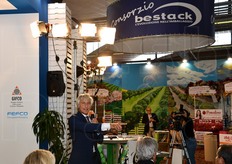 Durante l'ultimo giorno di Macfrut, lo stand Bestack ha ospitato un'asta solidale nella quale il battitore, cav. Paolo Bruni, ha aggiudicato al migliore offerente trentasei sedute di design, colorate, ecologiche ed eco-chic, personalizzate ognuna con un graffito d'autore, insieme a nove tavolini, un bancone, e una libreria, tutti pezzi unici decorati a mano e personalizzati, per un ricavato totale di 2.865 euro, interamente devoluto all'Istituto Oncologico Romagnolo per finanziare i suoi progetti di ricerca.