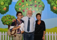 "Un saluto ai lettori di FreshPlaza anche dai coordinatori del Corso di Alta Formazione "Freschi e Trasformati Ortofrutticoli: Innovazione e Internazionalizzazione" del Dipartimento di Scienze e Tecnologie Agro-alimentari dell'Universita' di Bologna: Chiara Cecchetto, il direttore del corso Prof. Luigi Vannini e Claudia Ferreyra."