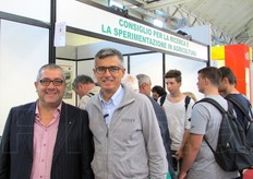 Davanti allo stand del Consiglio per la Ricerca e la sperimentazione in agricoltura, Giuseppe Bruni (a sinistra), ufficio stampa CRA, con Gianluca Baruzzi, ricercatore del CRA-FRF, Unita' di Ricerca per la Frutticoltura - Forli'.