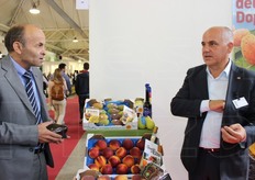 Salvatore Rapisarda (a destra) del Consorzio Euroagrumi risponde ad alcuni visitatori.