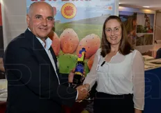 Salvatore Rapisarda fa omaggio alla direttrice di FreshPlaza Italia, Rossella Gigli, di una bottiglia di liquore al ficodindia.