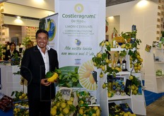 Carlo De Riso, amministratore e responsabile commerciale di Costieragrumi, presso il vivace stand a base di Limoni Costa d'Amalfi IGP allestito nell'ambito del padiglione collettivo della Regione Campania.
