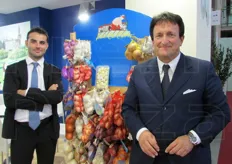 Davide Grossi, commerciale, con Francesco Delfanti, titolare della Delfanti Trade accanto ad alcuni prodotti commercializzati. L'ultima novita' e' la cipolla borettana pelata.