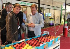Benoit Escande (secondo sulla sinistra) presso il suo stand dei Vivai Escande.