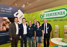 Foto di gruppo presso lo stand Fertenia: Valerio e Antonio Conza, Carlo Cannella, Walter Ferraro, Vittoria Alborino e Roberto Conza.