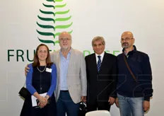 Insieme a Rossella Gigli e Giacomo Suglia, i ricercatori Donato Antonacci (secondo da sinistra) e Rocco Perniola (primo a destra) del CRA-UTV di Turi.
