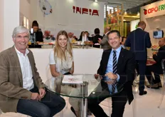Erwin e Francisca Troger di Frutmac Srl insieme a Giuseppe Montaguti, amministratore delegato di INFIA, azienda leader negli imballaggi in plastica per ortofrutta.