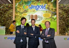 Federico Milanese del CSO insieme ad Alessandro Fornari e Patrizio Neri del Consorzio KiwiGold, proprietario del marchio commerciale di kiwi Jingold.