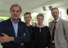 Parte del team di Mazzoni Group presente a Macfrut: da sinistra, il direttore commerciale Divisione Fresco di Mazzoni group, Sergio Trevisan, Julia Sergiyenko, Nicole Fricke e Antonio Cogo.