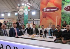 I big del melone si sono ritrovati allo stand della OP Francescon. Da sinistra Francesco Gnaccherini della Agricola Don Camillo, Pietro Ciardiello della Coop. Sole, Ettore Cagna presidente dell'Agricola Don Camillo, Bruno Francescon tra i due fratelli Candiano, Giorgio Spinetti, Fabrizio Petrillo di Monsanto Italia, Marco e Chiara Spinetti.