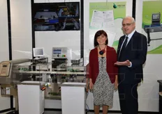 Isanna Picchioni e Maurizio Neri della Nemesis accanto al macchinario MC3 HSC 350 per il controllo di eventuali contaminanti metallici nelle lavorazioni food di IV e V gamma. Pratica e compatta, si inserisce in ogni linea preesistente.