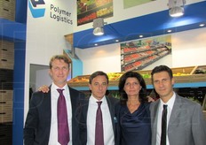 Polymer logistics ha portato a Macfrut Wood effect, la cassetta ideale per i retailer che vogliono conferire un aspetto fresco e naturale ai propri punti vendita, destinata a rivoluzionare l'immagine dei reparti Ortofrutta. In foto: Matteo Leonardi, Gian Paolo Mezzanotte, Anna Naborri e Christian Blundo.