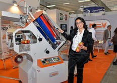 Annalisa Calandrini, area manager di REV Packaging Solutions mostra la retinatrice Tiger REV progettata per prodotti sfusi da confezionare in rete come cipolle, aglio o castagne. La produttivita' supera i trenta pezzi al minuto. Il machcinario e' dotato di un innovativo sistema di chiusura, con banda a stampa continua in monomateriale riciclabile.