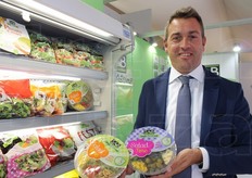 Carlo Mazzoleni mostra alcune referenze.