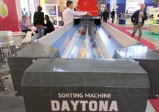 La calibratrice polivalente Daytona di Ser.mac. Nato nel 1990, il gruppo Ser.mac opera nella costruzione di macchine e impianti per la lavorazione, trattamento, calibratura, selezione della qualita' e il confezionamento di tutti i prodotti ortofrutticoli freschi.