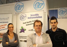 Enrico Turoni (qui insieme a Cristina Drei e Andrea Ariano), titolare della TR Turoni nello stand dell'azienda forlivese che conferma la sua specializzazione nella produzione di strumenti per il controllo della qualita' e della maturazione dei prodotti ortofrutticoli.