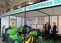 Nello stand Tecnopress, Orlando Tassinari e Claudia Esposito.