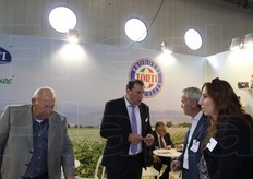 Giuseppe e Raffaele Torti a colloquio con alcuni visitatori interessati.